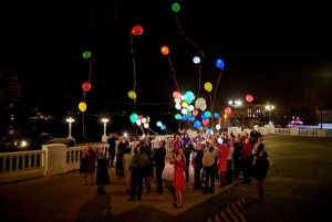 Запуск светящихся шаров на выпускной вечер