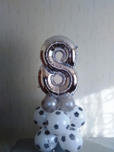 цифра ''8'' из воздушных шаров